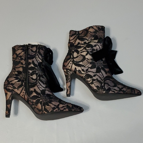 Joyfolie NWOT Black and Tan Lace Heeled Velvet Bow Candence Boots Sz 8 *flaw - Picture 3 of 10